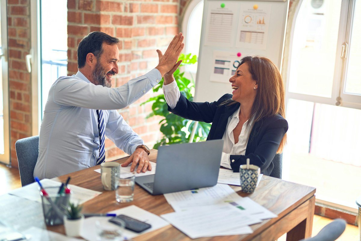 Des conseillers travaillant ensemble