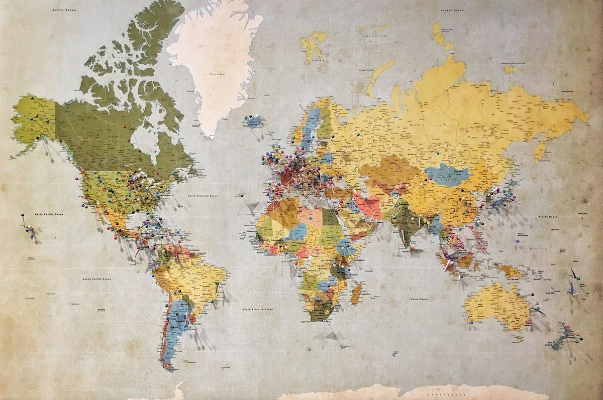 Carte du monde avec itinéraires